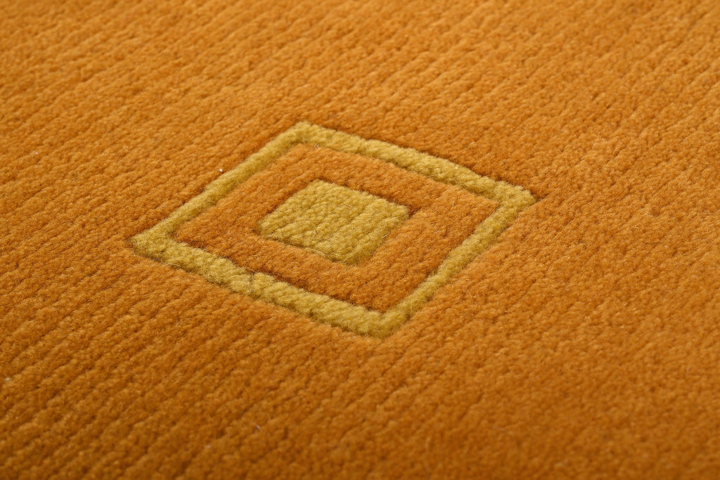 Handgeknüpfter tibeter Teppich in gold gelb mit Retro Bordüre – Neuwertig