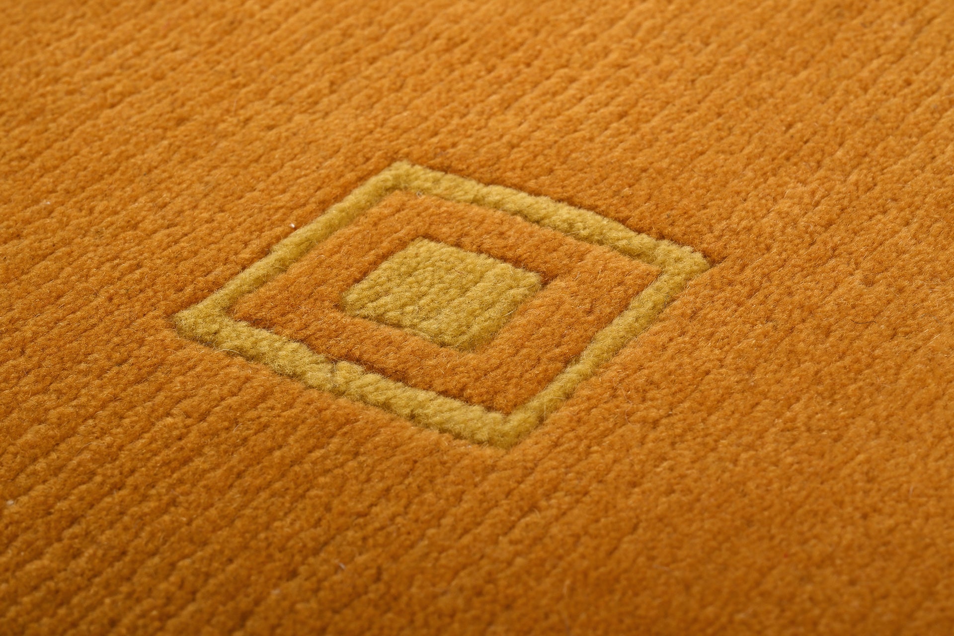 Handgeknüpfter tibeter Teppich in gold gelb mit Retro Bordüre – Neuwertig