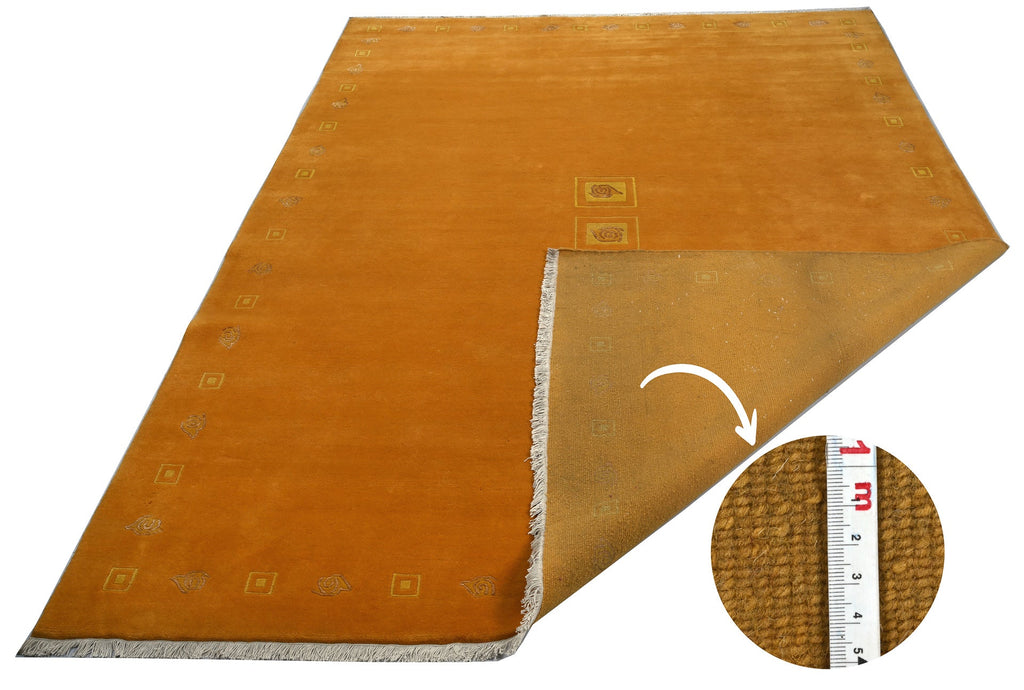 Handgeknüpfter tibeter Teppich in gold gelb mit Retro Bordüre – Neuwertig
