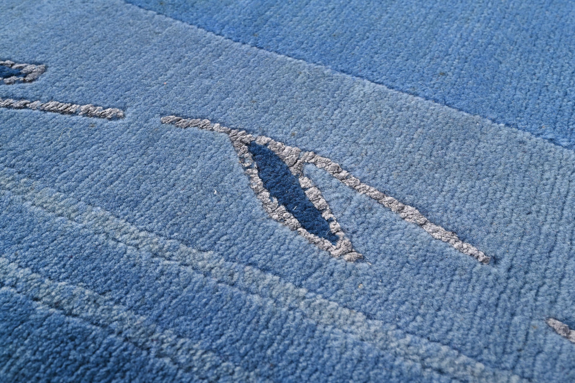 Handgeknüpfter tibetischer Teppich in blau mit Retro Bordüre – Neuwertig