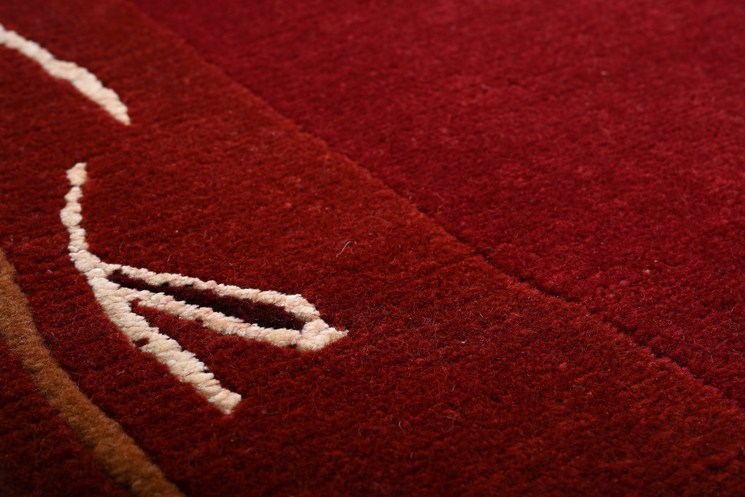 Handgeknüpfter tibetischer Teppich rot mit Retro Bordüre – Neuwertig