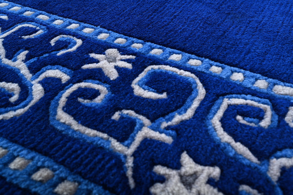 Handgeknüpfter tibetischer Teppich in blau mit Retro-Bordüre – Neuwertig