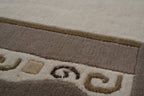 Handgeknüpfter Tibet Teppich in beige mit Retro Bordüre – Neuwertig
