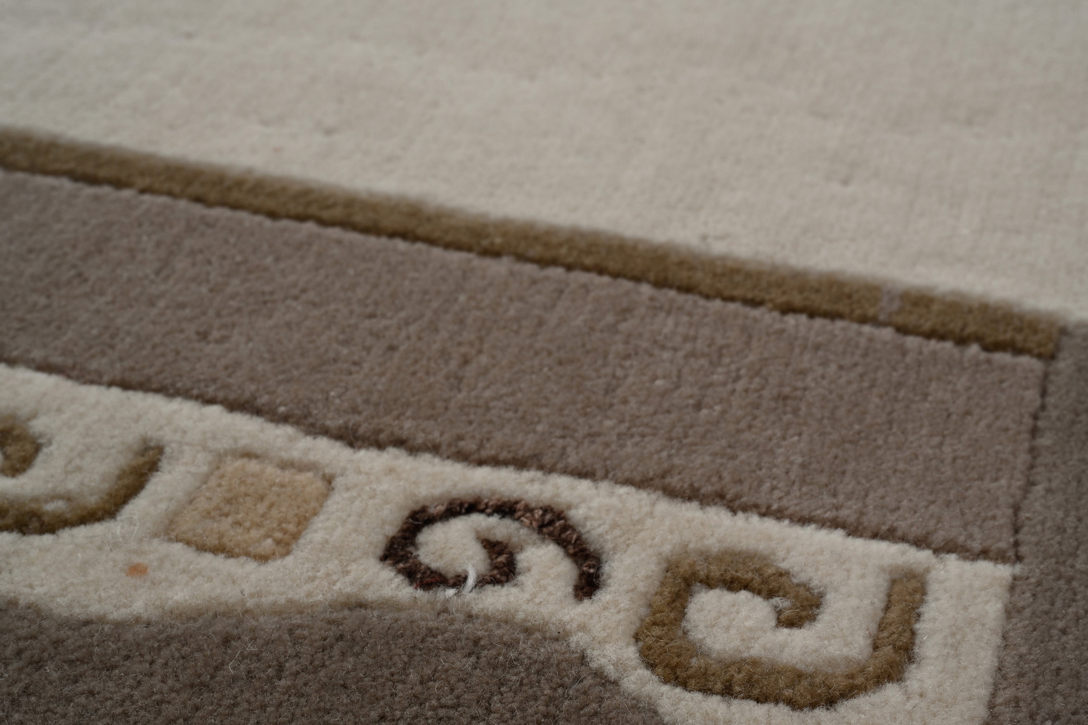 Handgeknüpfter Tibet Teppich in beige mit Retro Bordüre – Neuwertig