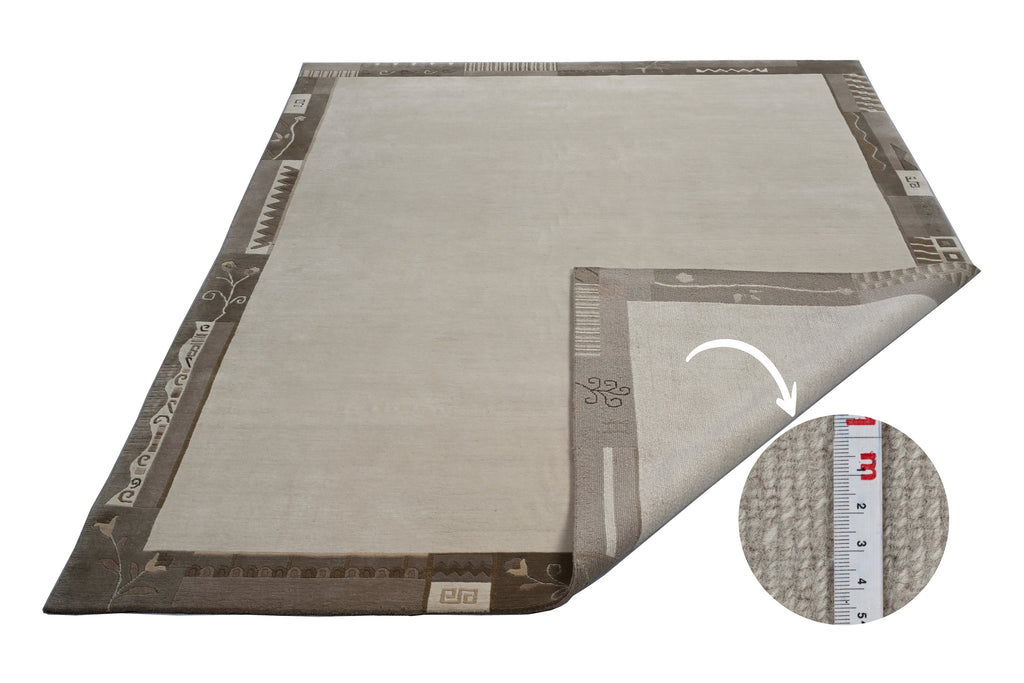 Handgeknüpfter Tibet Teppich in beige mit Retro Bordüre – Neuwertig