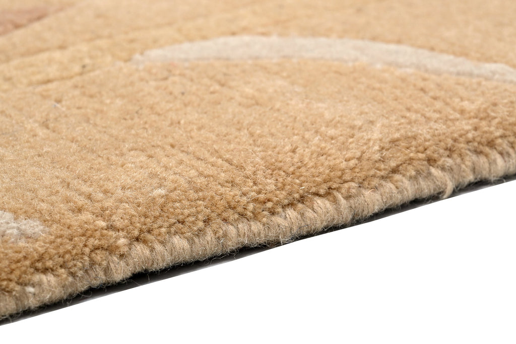 Handgeknüpfter tibetischer Teppich in einem warmen beige  mit Retro Bordüre – Neuwertig