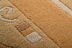 Handgeknüpfter tibetischer Teppich in einem warmen beige  mit Retro Bordüre – Neuwertig