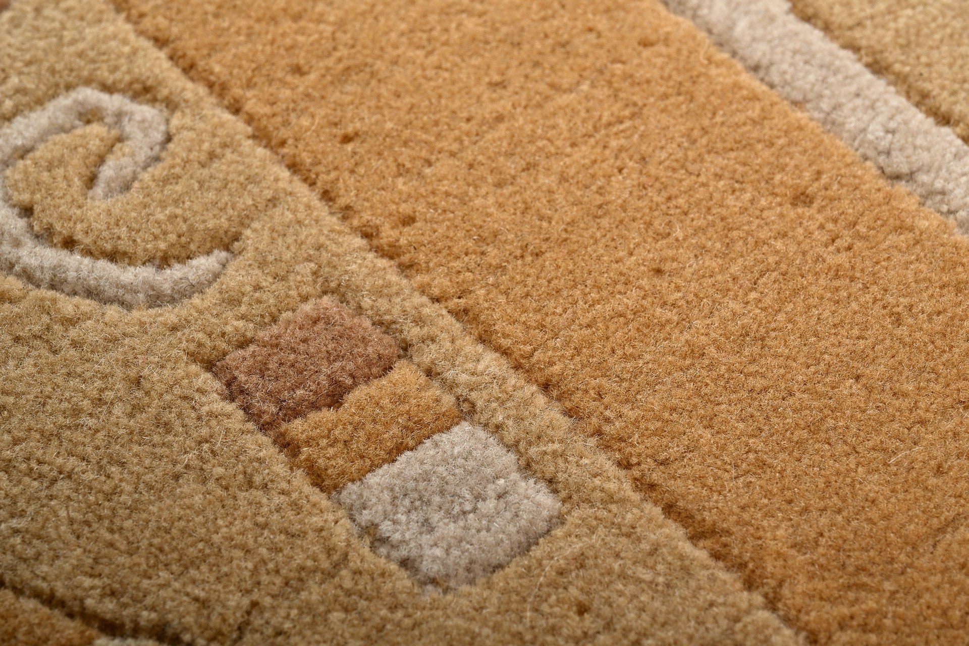 Handgeknüpfter tibetischer Teppich in einem warmen beige  mit Retro Bordüre – Neuwertig