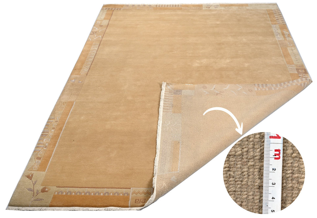 Handgeknüpfter tibetischer Teppich in einem warmen beige  mit Retro Bordüre – Neuwertig