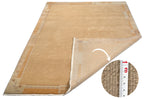 Handgeknüpfter tibetischer Teppich in einem warmen beige  mit Retro Bordüre – Neuwertig