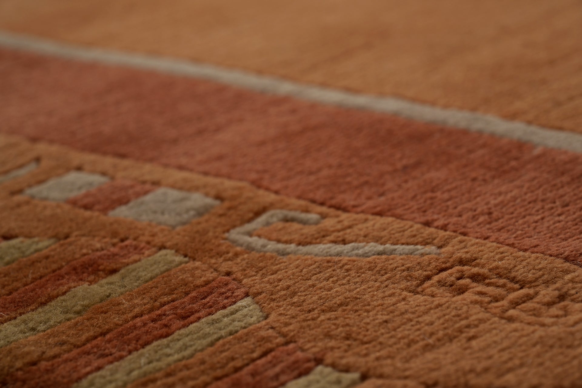 Handgeknüpfter tibetischer Teppich in rot braun mit Retro Bordüre – Neuwertig