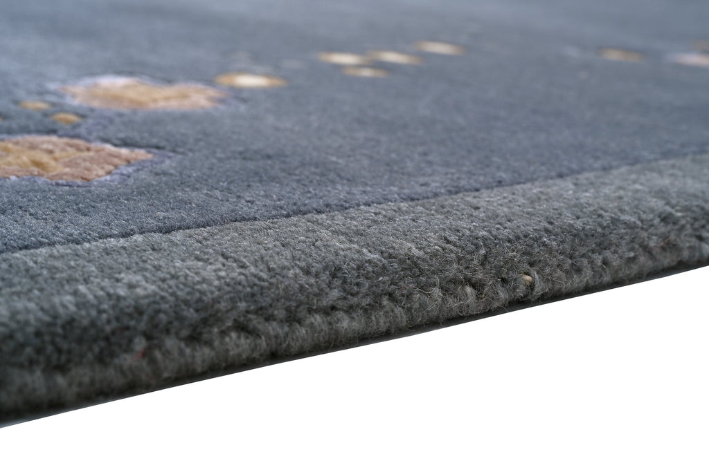 Handgeknüpfter tibetischer Teppich in grau mit Retro Bordüre – Neuwertig