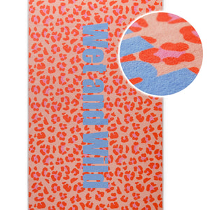{"class" => "product-thumbnails__image", "alt" => "Detailaufnahme des Badteppichs Wet And Wild mit vergrößerter Ansicht des Leopardenmusters und des WILD-Schriftzugs."}