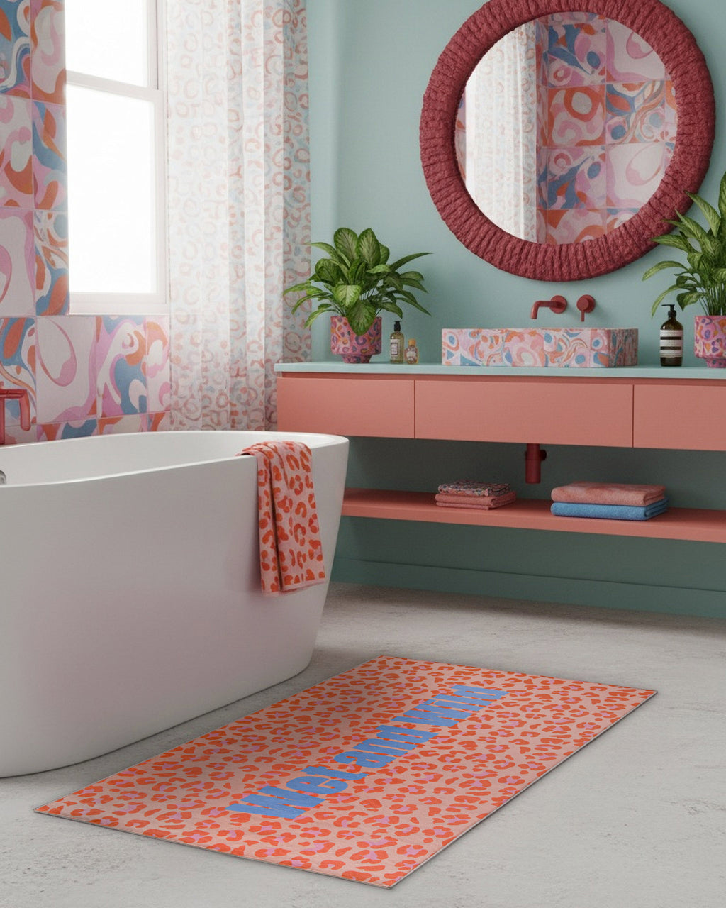 Badteppich Wet And Wild im Pop-Art-Design in einem farbenfrohen Badezimmer dekorativ ausgelegt.