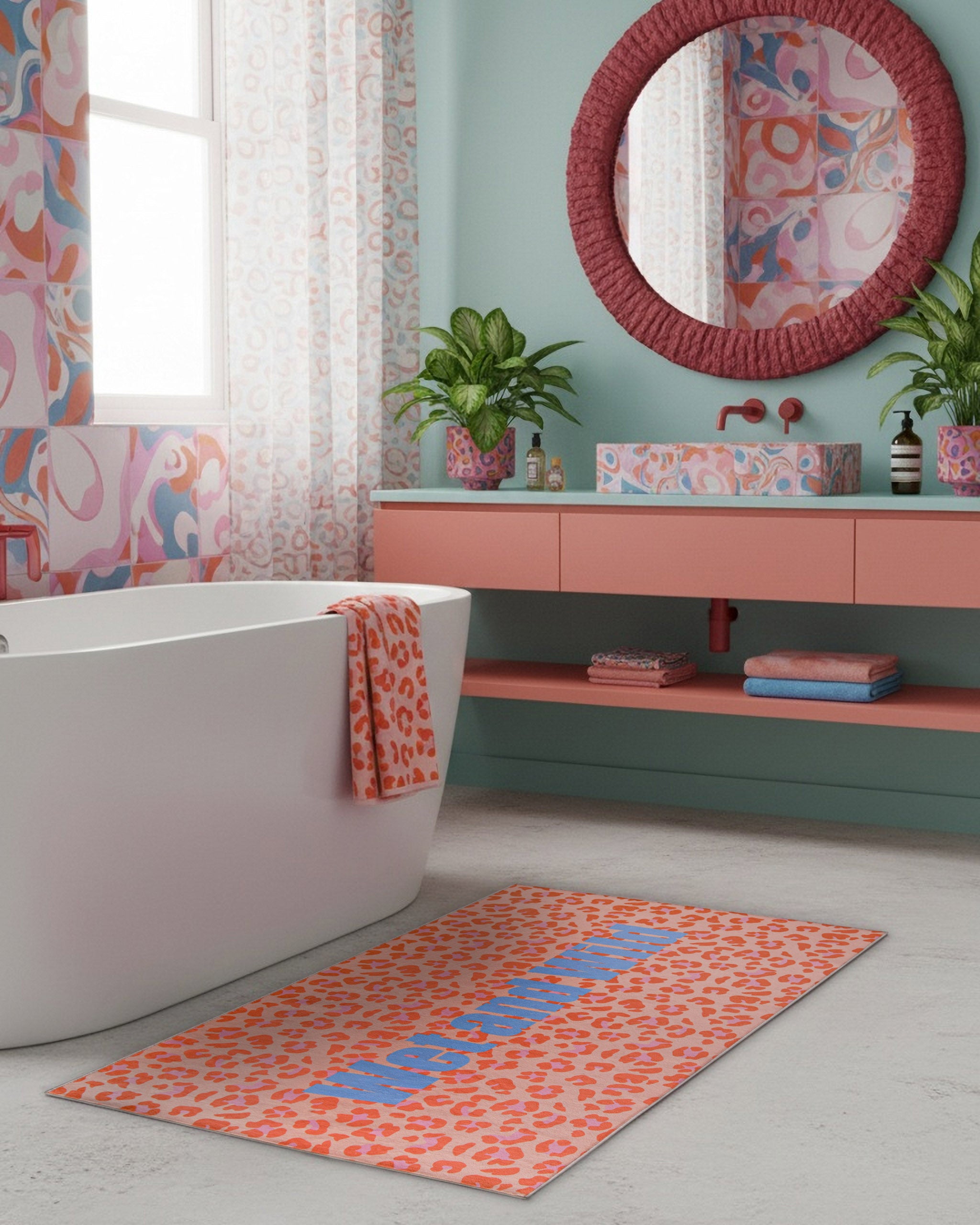 Badteppich Wet And Wild im Pop-Art-Design in einem farbenfrohen Badezimmer dekorativ ausgelegt.