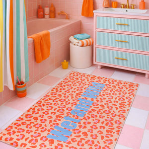 {"class" => "product-thumbnails__image", "alt" => "Badteppich Wet And Wild im Pop-Art-Stil vor einer Badewanne in einem modernen Badezimmer platziert."}