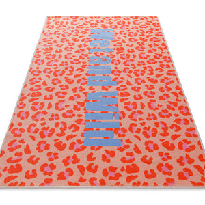 {"class" => "product-thumbnails__image", "alt" => "Badteppich Wet And Wild in perspektivischer Ansicht mit auffälligem Pop-Art-Design und Animal Print."}