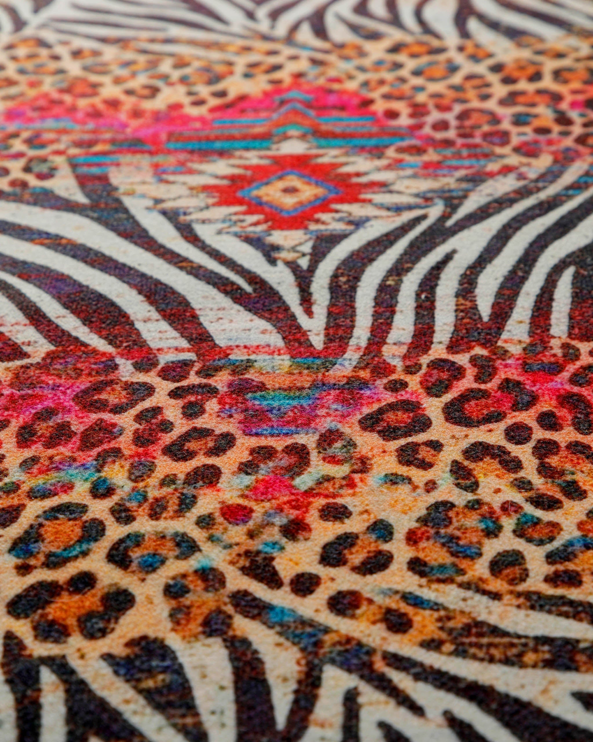 Makroaufnahme des auffälligen Animal-Print-Musters mit Zebra-, Leoparden- und Ethno-Elementen.