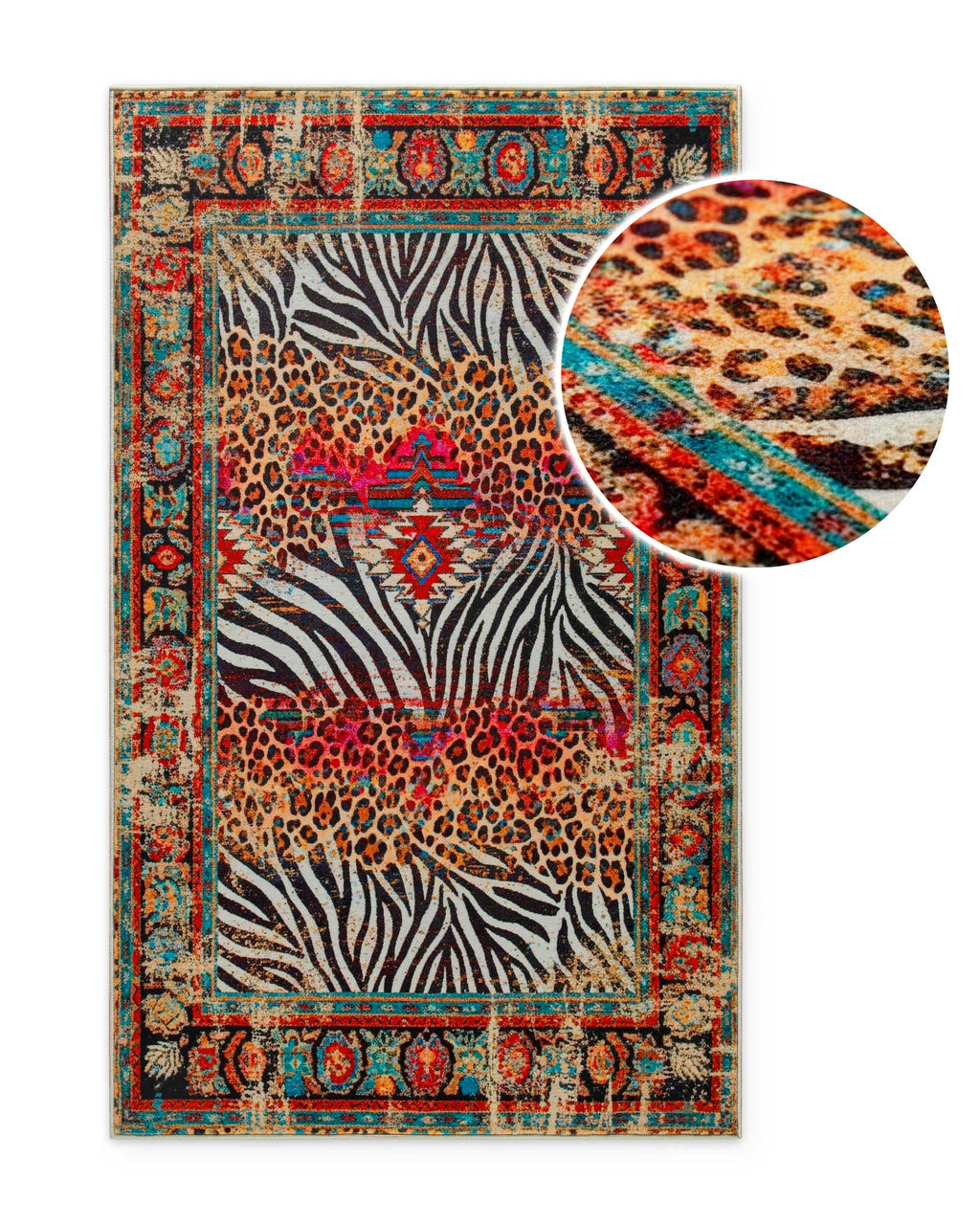 Detailaufnahme des Badteppichs Boho Safari mit vergrößerter Ansicht des Zebra-, Leoparden- und Ethno-Musters.