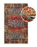 Detailaufnahme des Badteppichs Boho Safari mit vergrößerter Ansicht des Zebra-, Leoparden- und Ethno-Musters.