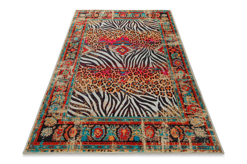 Badteppich Boho Safari in perspektivischer Ansicht mit farbenfrohem Zebra- und Leopardenmuster.