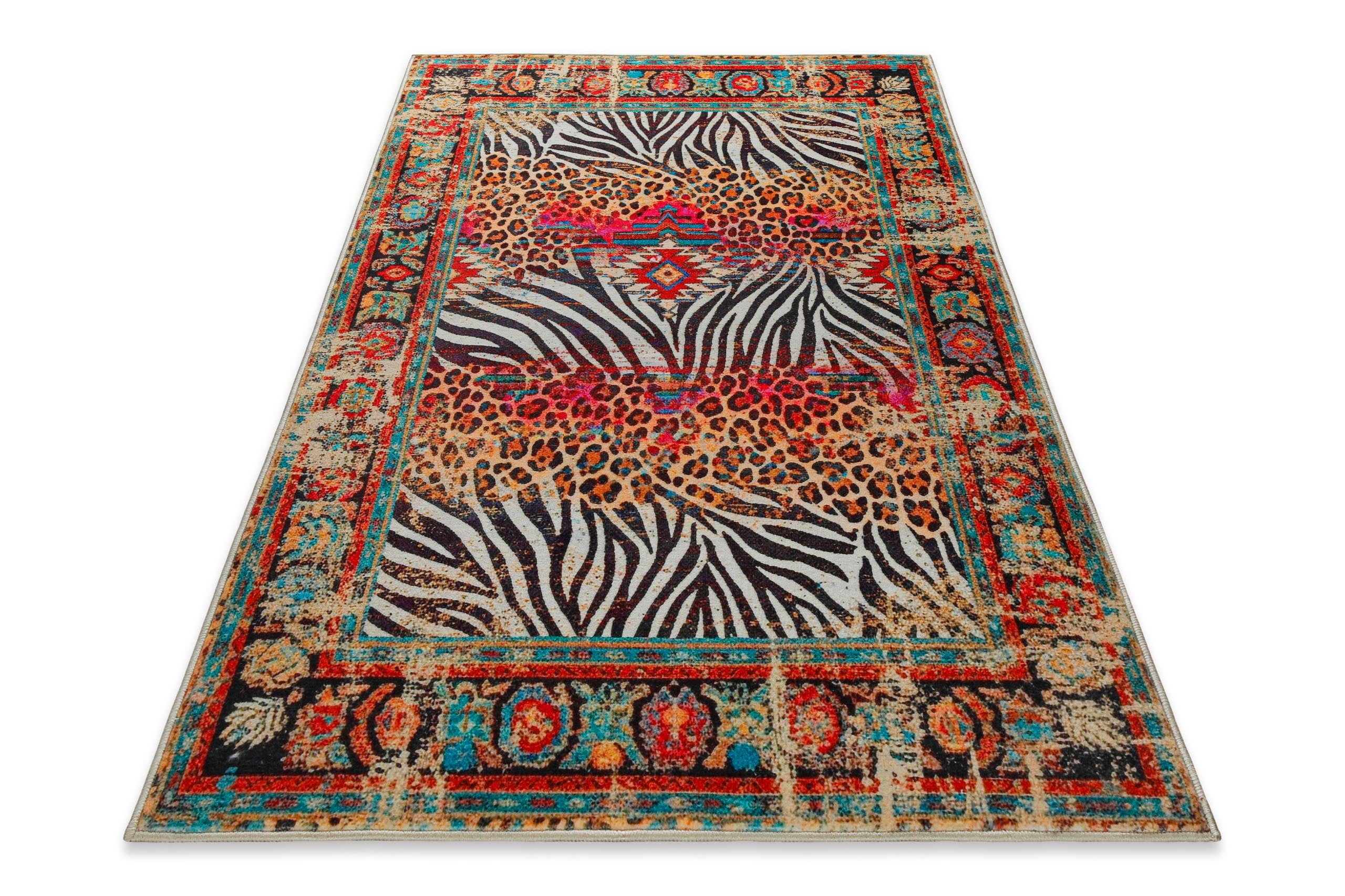 Badteppich Boho Safari in perspektivischer Ansicht mit farbenfrohem Zebra- und Leopardenmuster.
