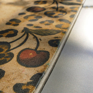 {"class" => "product-thumbnails__image", "alt" => "Nahaufnahme der eingefassten Kante des Badteppichs Catwalk mit dekorativem Animal-Print."}