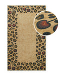 Detailaufnahme des Badteppichs Catwalk mit vergrößerter Ansicht des Leopardenmusters und der Kirschmotive.