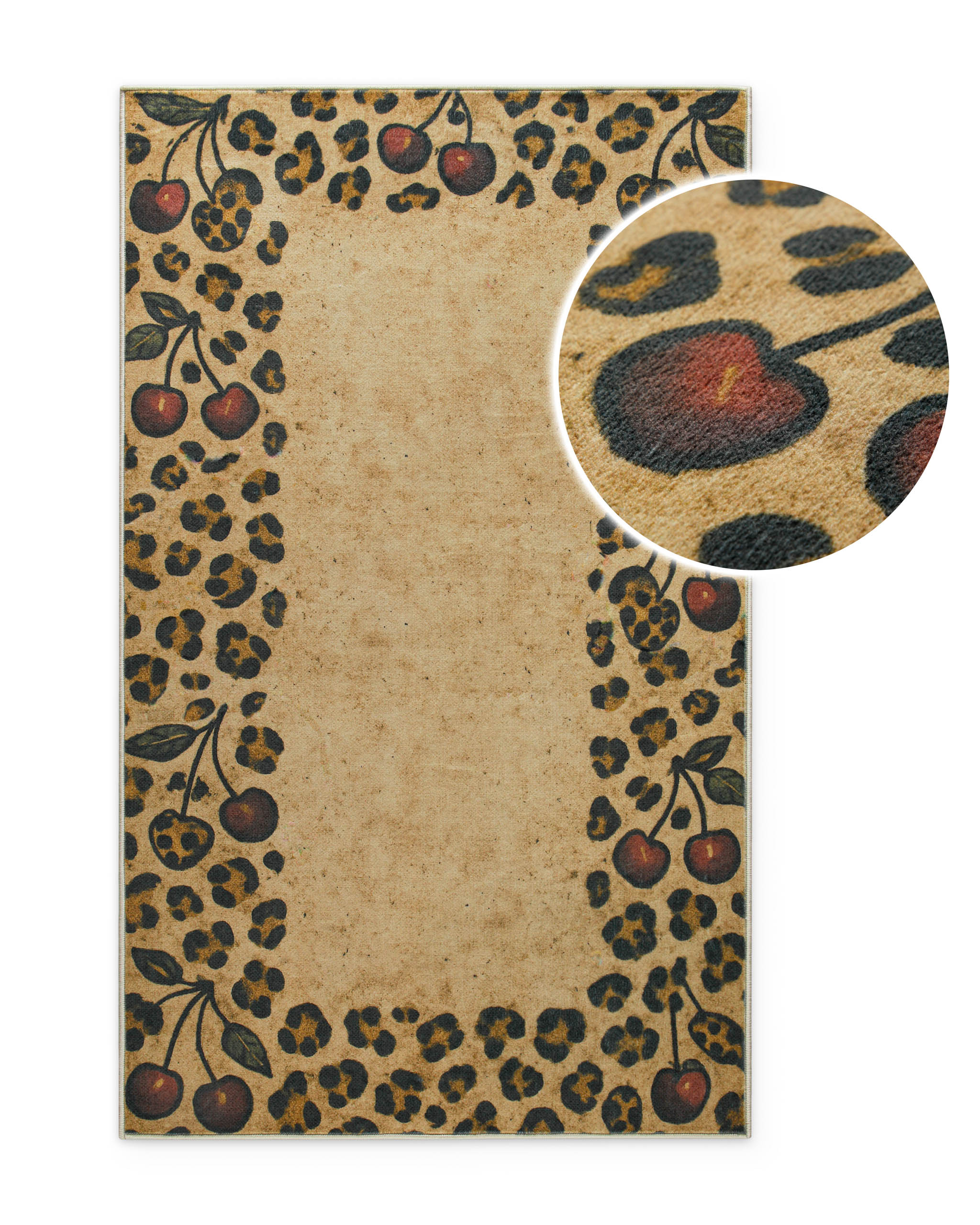 Detailaufnahme des Badteppichs Catwalk mit vergrößerter Ansicht des Leopardenmusters und der Kirschmotive.
