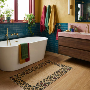 {"class" => "product-thumbnails__image", "alt" => "Badteppich Catwalk mit Leopardenmuster dekorativ vor Badewanne und Waschtisch platziert."}
