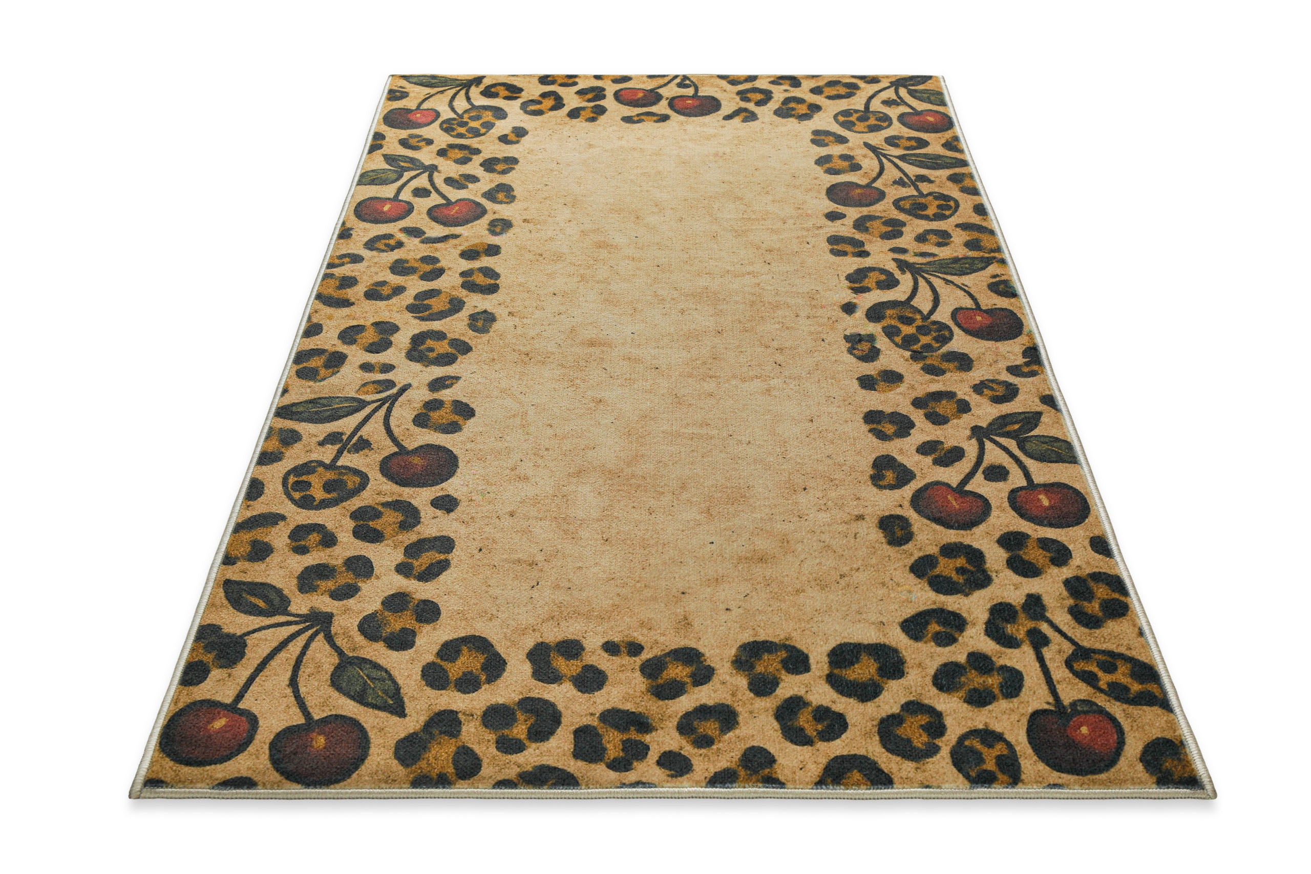 Badteppich Catwalk in perspektivischer Ansicht mit dekorativem Leopardenmuster und Kirschbordüre.