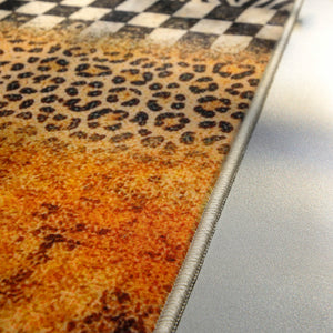 {"class" => "product-thumbnails__image", "alt" => "Nahaufnahme der sauber eingefassten Kante des Badteppichs Jungle Stripes mit Animal-Print-Design."}