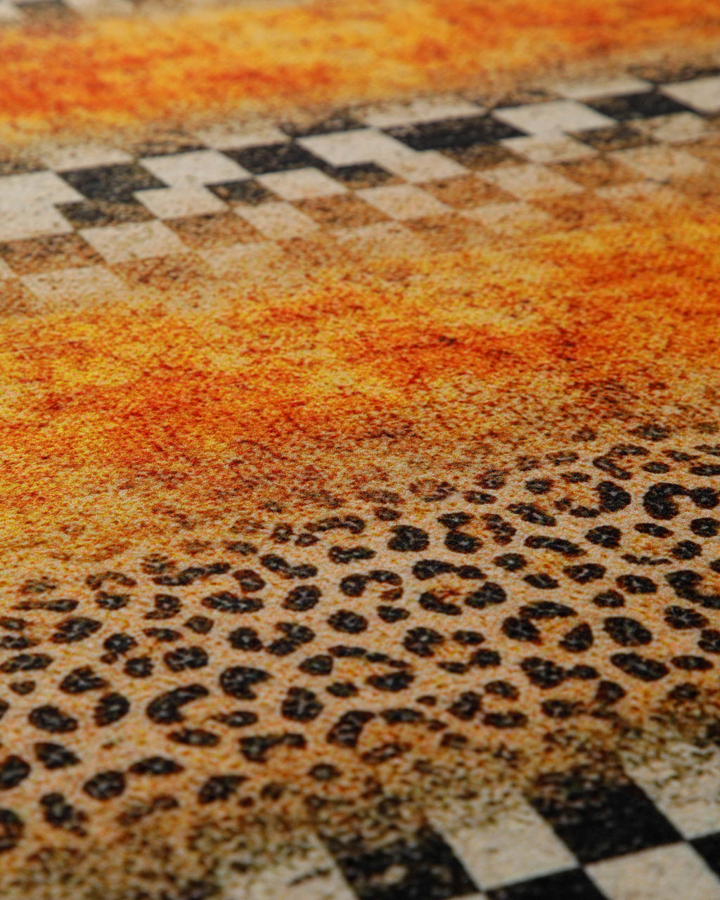 Makroaufnahme der verschiedenen Animal-Print-Streifen mit Leoparden-, Zebra- und Schachbrettmuster.