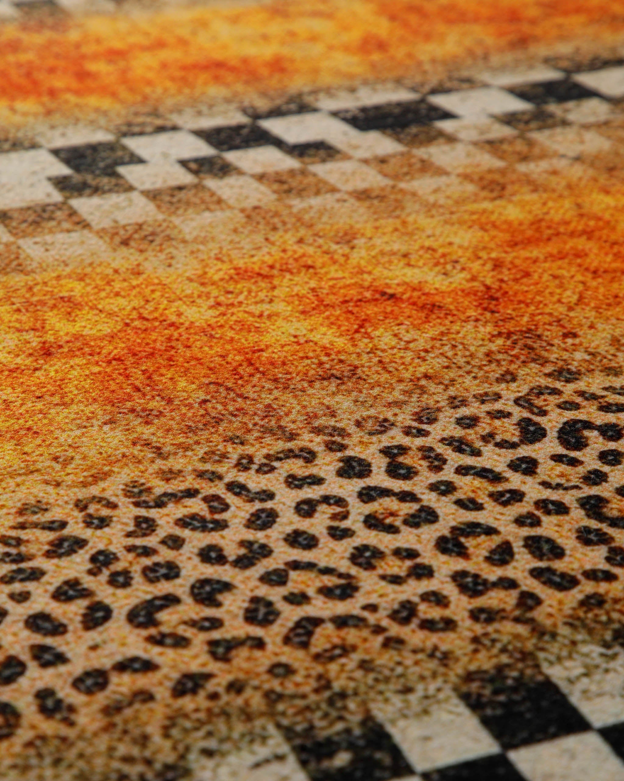 Makroaufnahme der verschiedenen Animal-Print-Streifen mit Leoparden-, Zebra- und Schachbrettmuster.