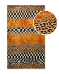 Detailaufnahme des Badteppichs Jungle Stripes mit vergrößerter Ansicht des Leopardenmusters und der Oberflächenstruktur.