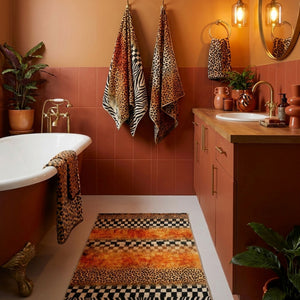 {"class" => "product-thumbnails__image", "alt" => "Badteppich Jungle Stripes mit Animal Print dekorativ in einem warm eingerichteten Badezimmer ausgelegt."}