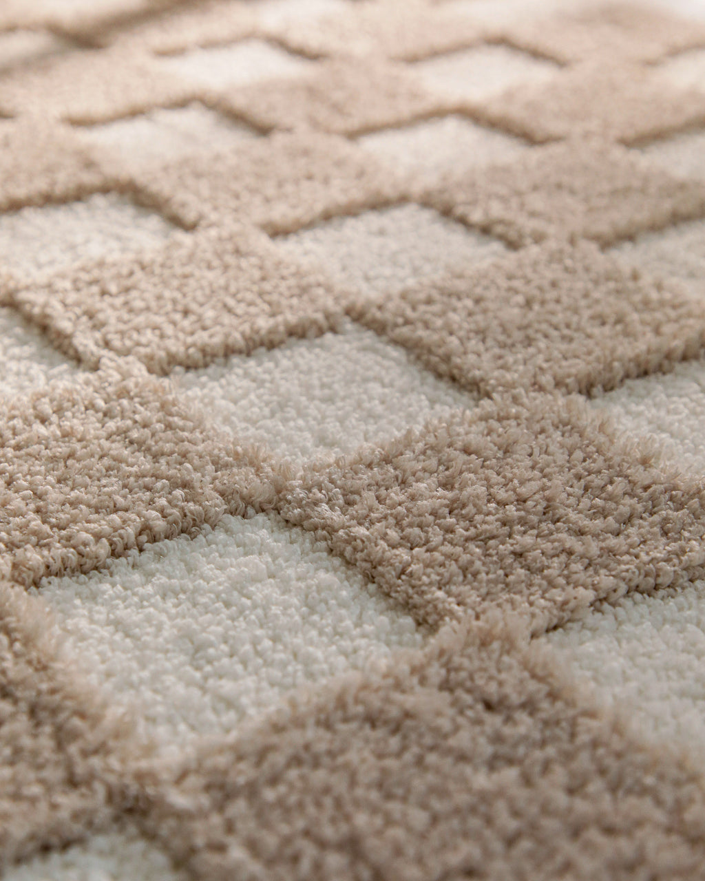 Badteppich von BathKing by WECONhome Bobbi Beige Nahaufnahme der Florstruktur mit kontrastierendem Karomuster