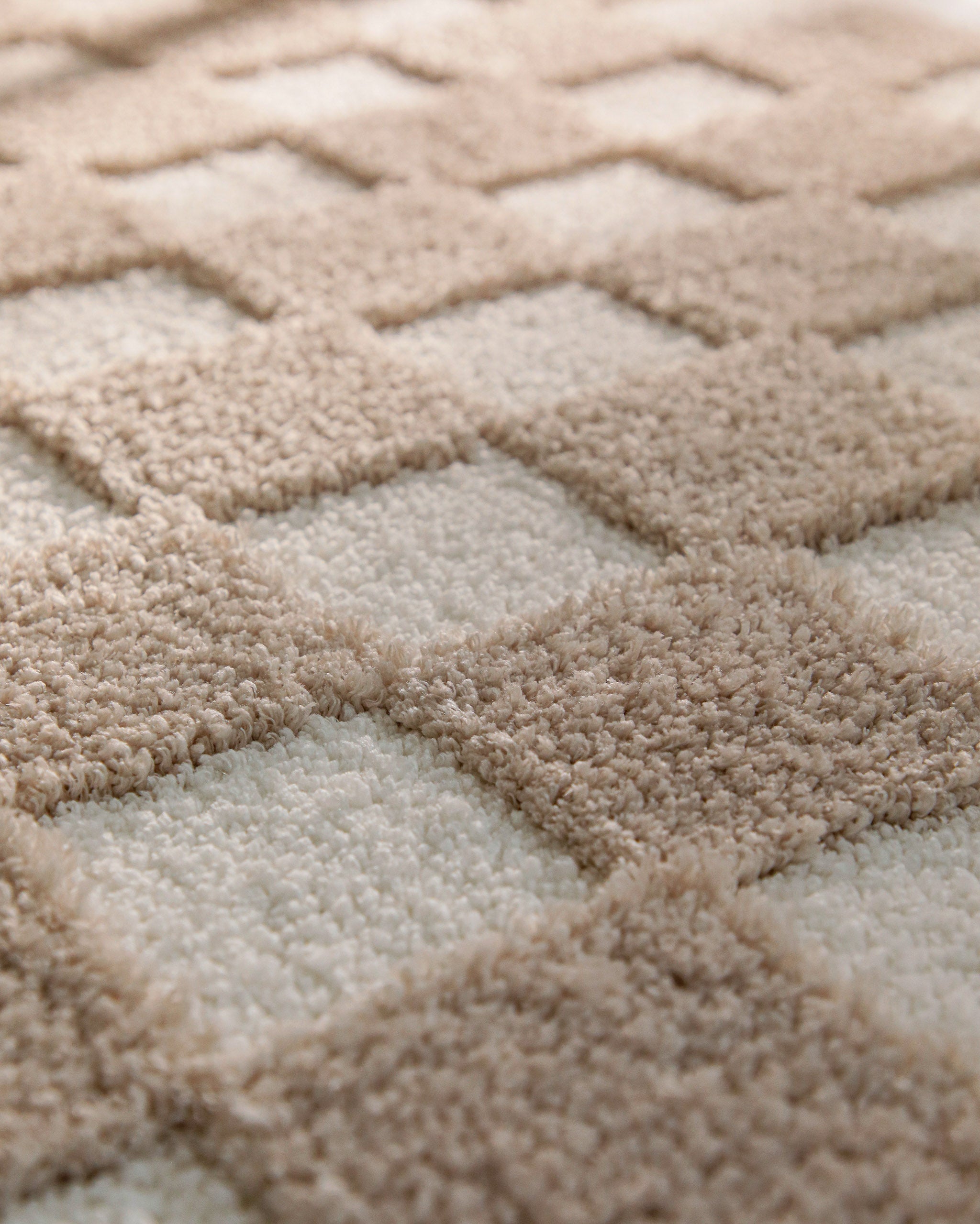 Badteppich von BathKing by WECONhome Bobbi Beige Nahaufnahme der Florstruktur mit kontrastierendem Karomuster