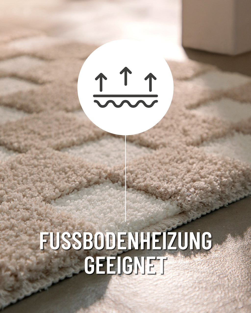 Badteppich von BathKing by WECONhome Bobbi Beige Nahaufnahme der Teppichkante, Symbol zeigt Eignung für Fußbodenheizung