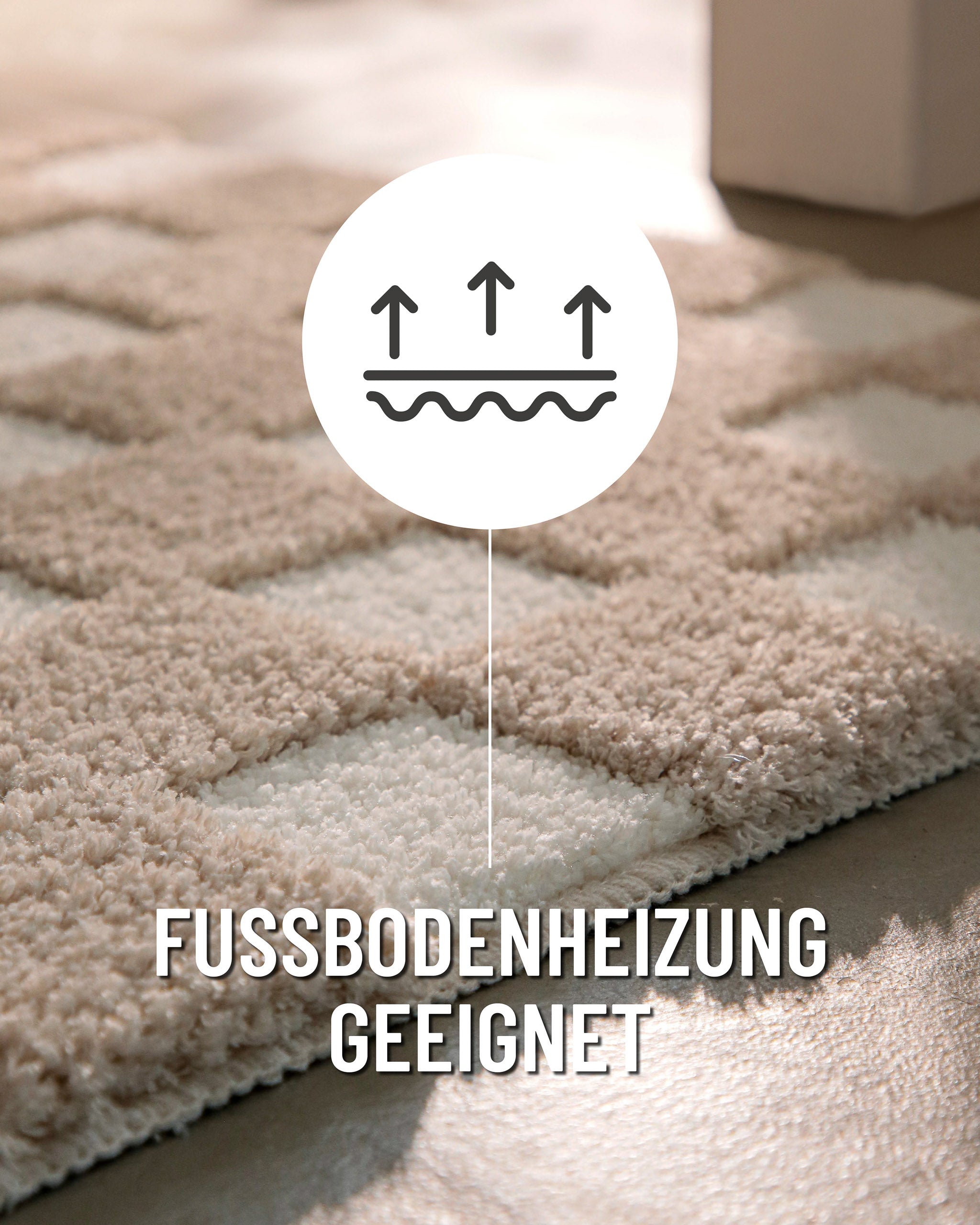 Badteppich von BathKing by WECONhome Bobbi Beige Nahaufnahme der Teppichkante, Symbol zeigt Eignung für Fußbodenheizung