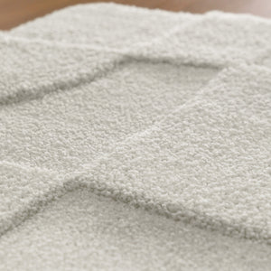 {"class" => "product-thumbnails__image", "alt" => "Badteppich von BathKing by WECONhome Davie Weiß Nahaufnahme der Florstruktur, Linienrelief im dichten Teppichflor sichtbar"}