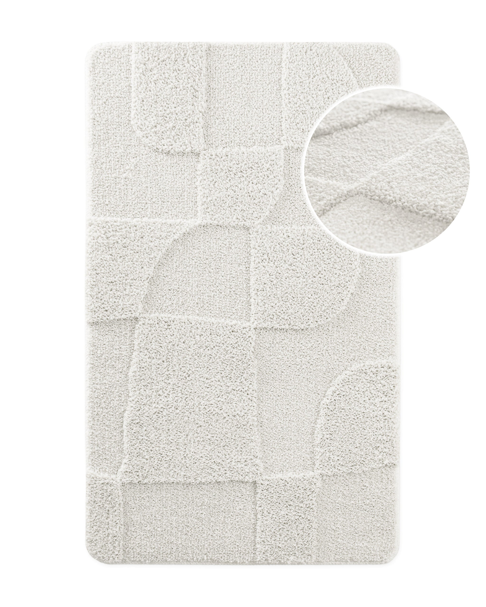 Badteppich von BathKing by WECONhome Davie Weiß, Draufsicht mit Detailkreis der Florstruktur und eingeprägtem Muster auf weißem Hintergrund