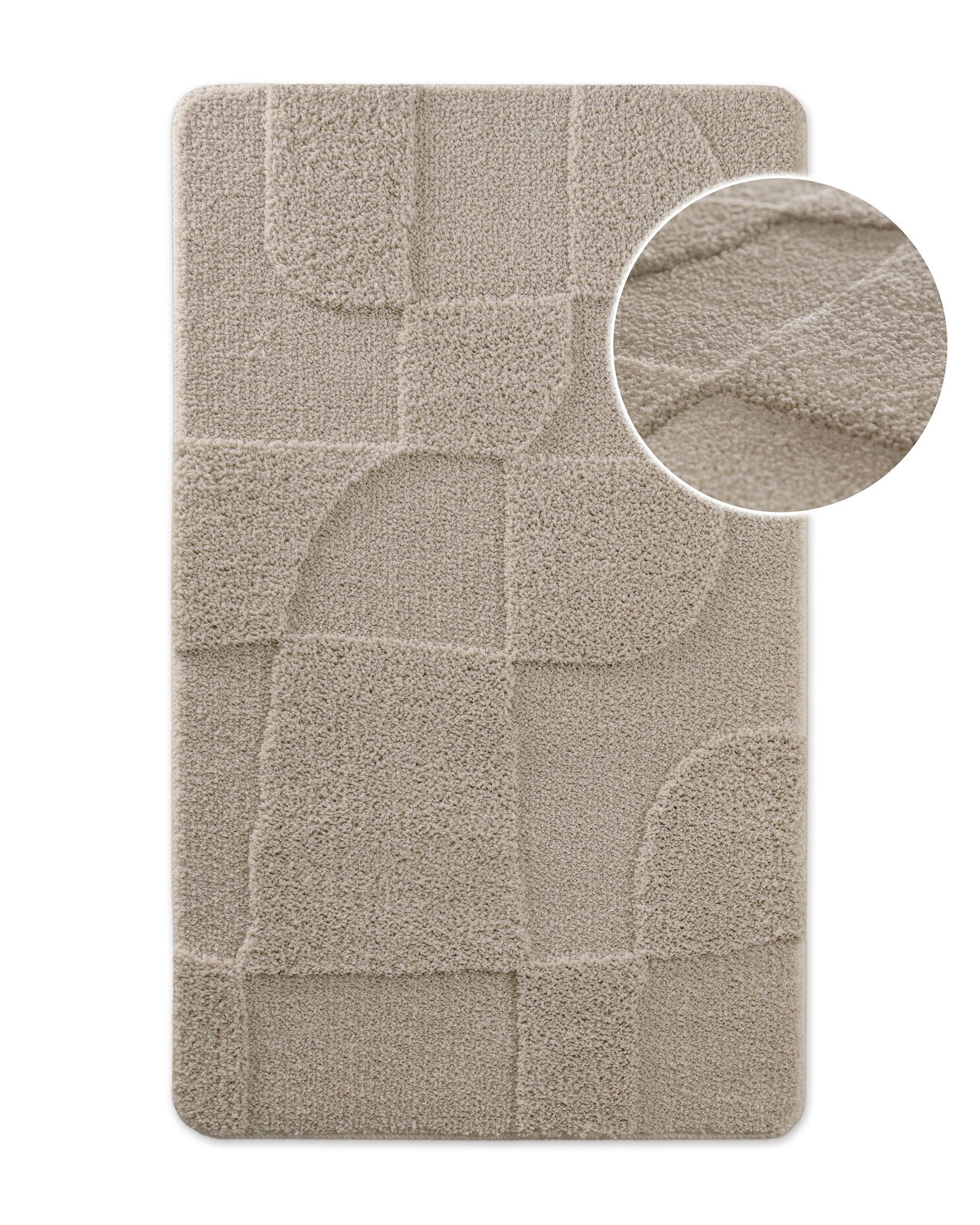 Badteppich von BathKing by WECONhome Davie Sand Beige, Draufsicht mit Detailkreis der Florstruktur und eingeprägtem Muster auf weißem Hintergrund