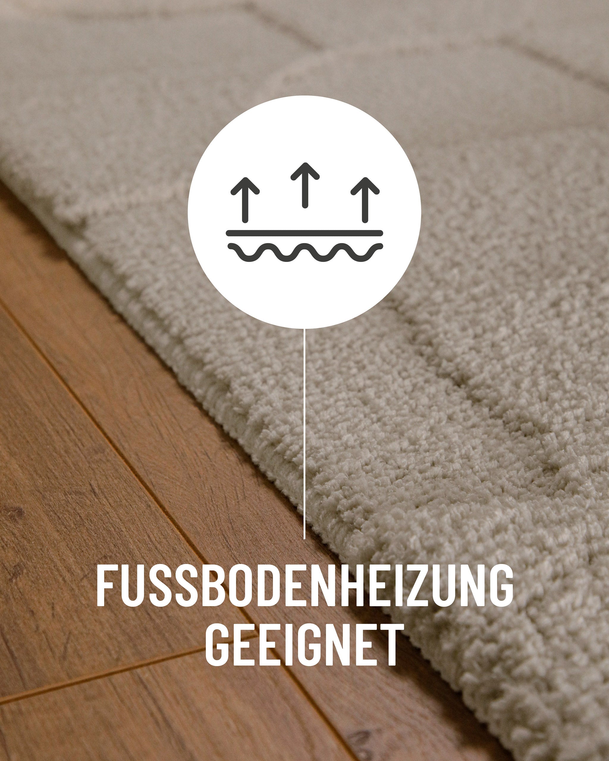 Badteppich von BathKing by WECONhome Davie Grau Detail auf Holzfußboden mit Symbol für Fußbodenheizung, Nahaufnahme von Flor und Teppichkante