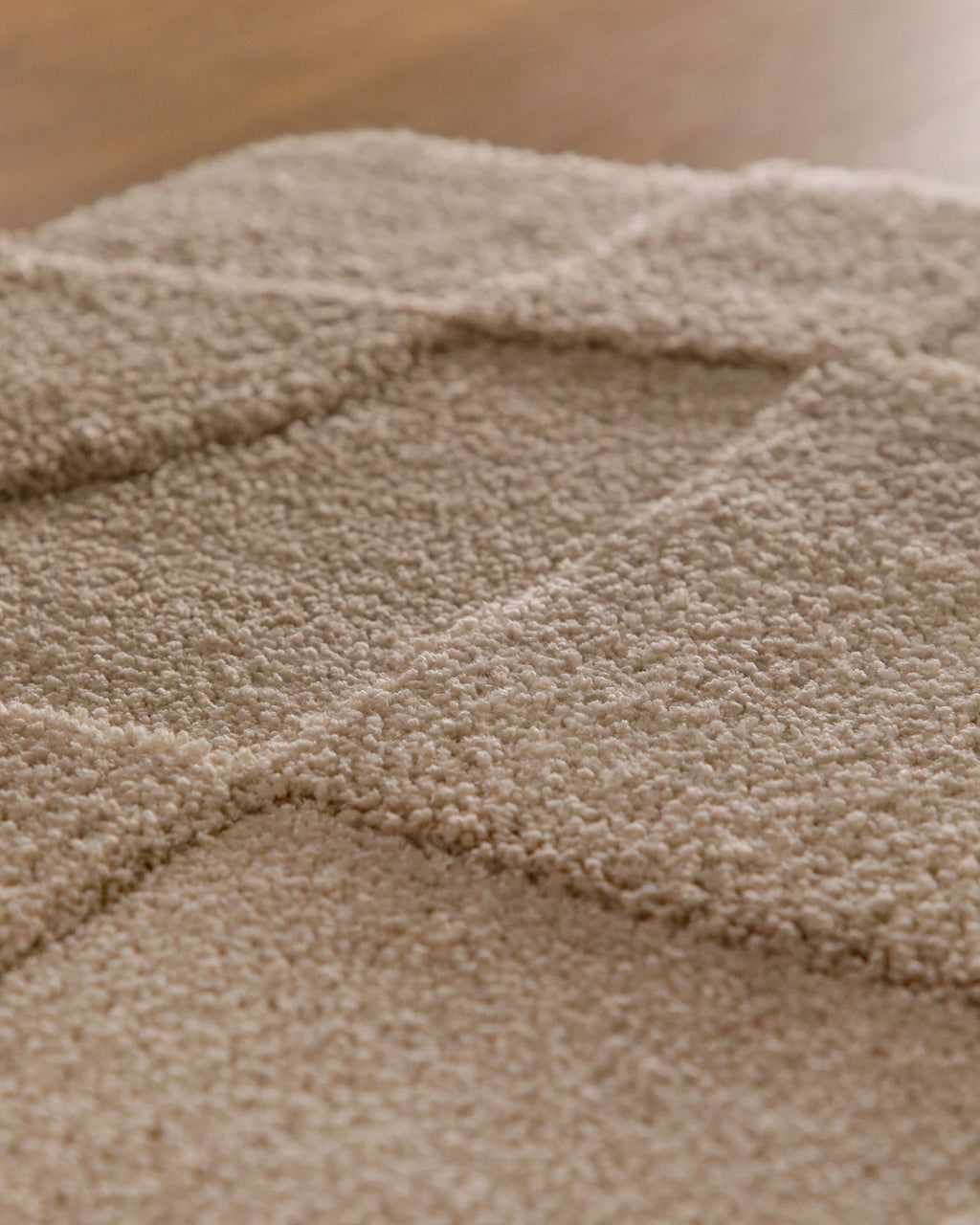 Badteppich von BathKing by WECONhome Davie Sand Beige Nahaufnahme der Florstruktur, Linienrelief im dichten Teppichflor sichtbar