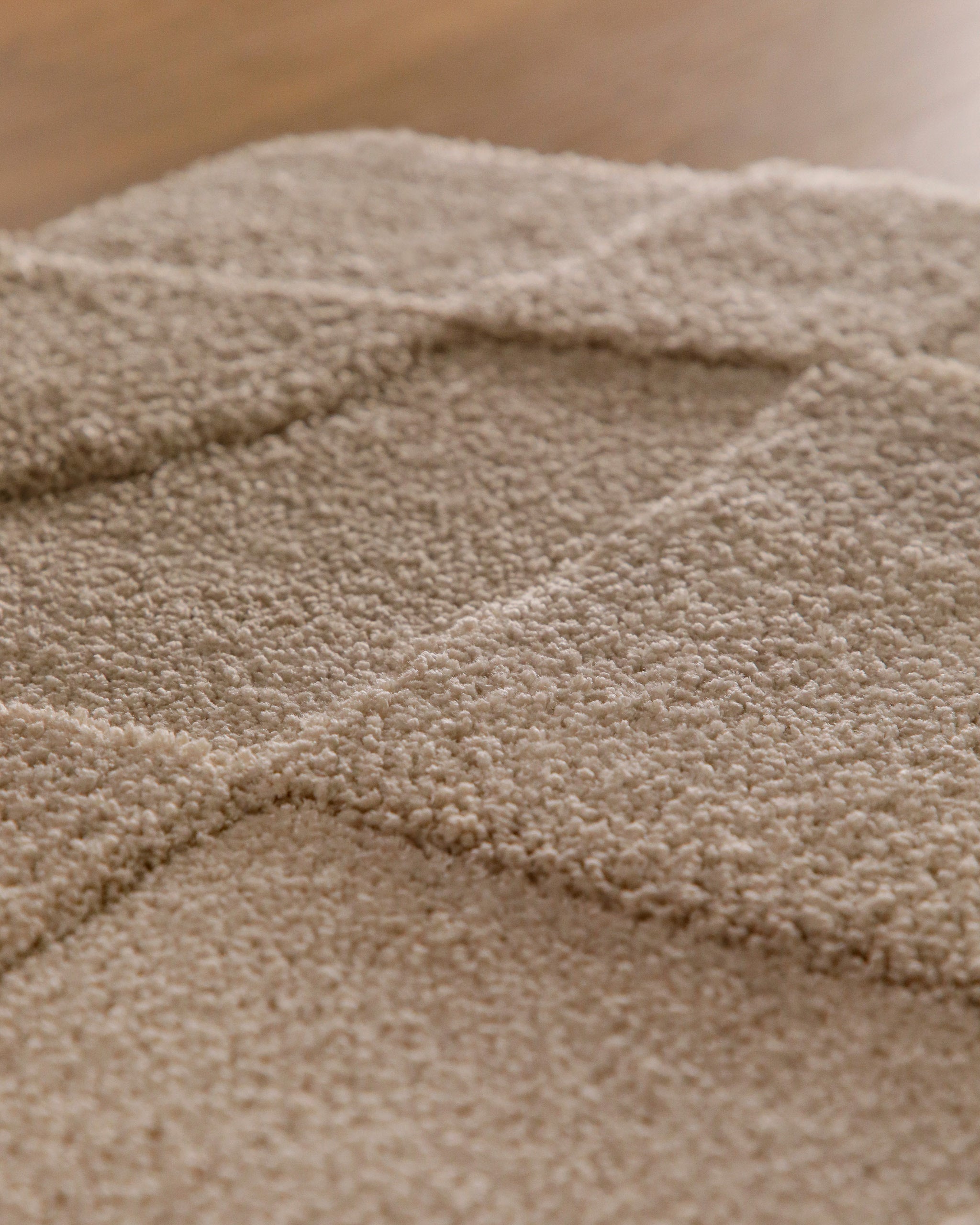 Badteppich von BathKing by WECONhome Davie Sand Beige Nahaufnahme der Florstruktur, Linienrelief im dichten Teppichflor sichtbar