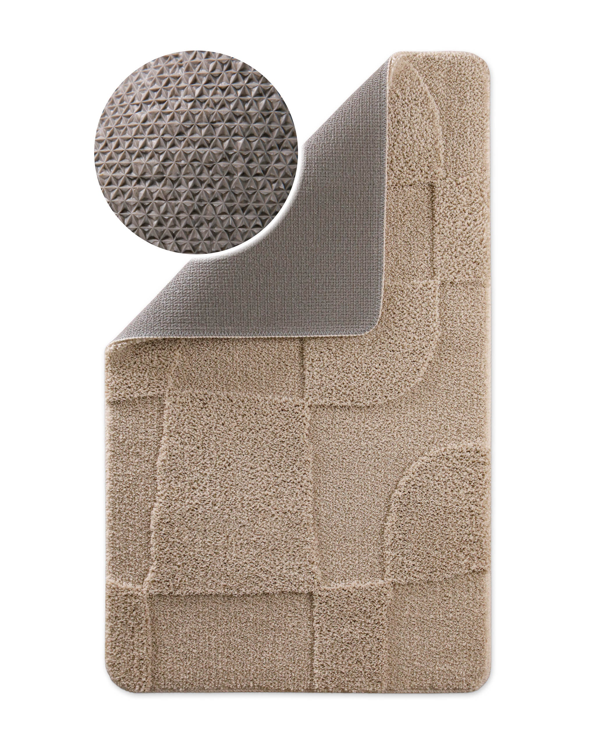 Badteppich von BathKing by WECONhome Davie Sand Beige Ecke hochgeklappt, runde Probe zeigt Sand Beigee Rückseite mit rutschhemmender Beschichtung