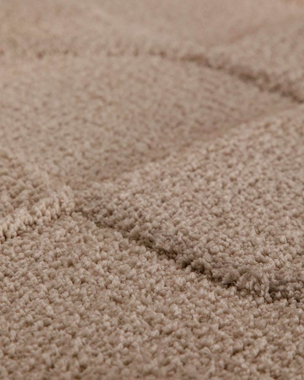 Badteppich von BathKing by WECONhome Davie Sand Beige Detailaufnahme der Floroberfläche mit geometrischem Linienmuster