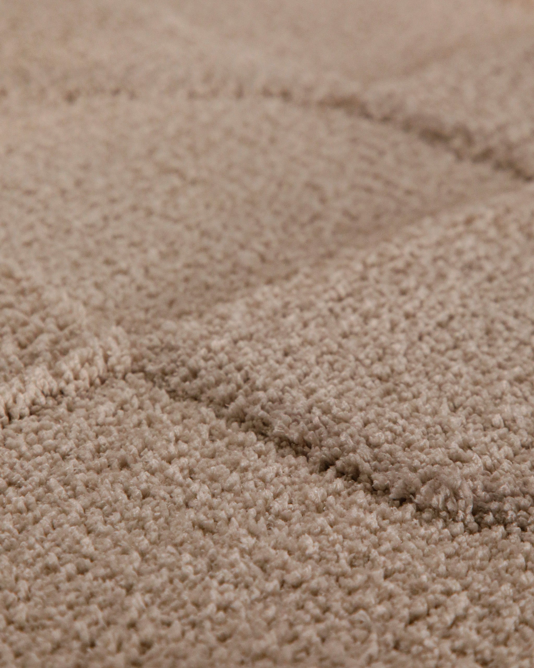 Badteppich von BathKing by WECONhome Davie Sand Beige Detailaufnahme der Floroberfläche mit geometrischem Linienmuster