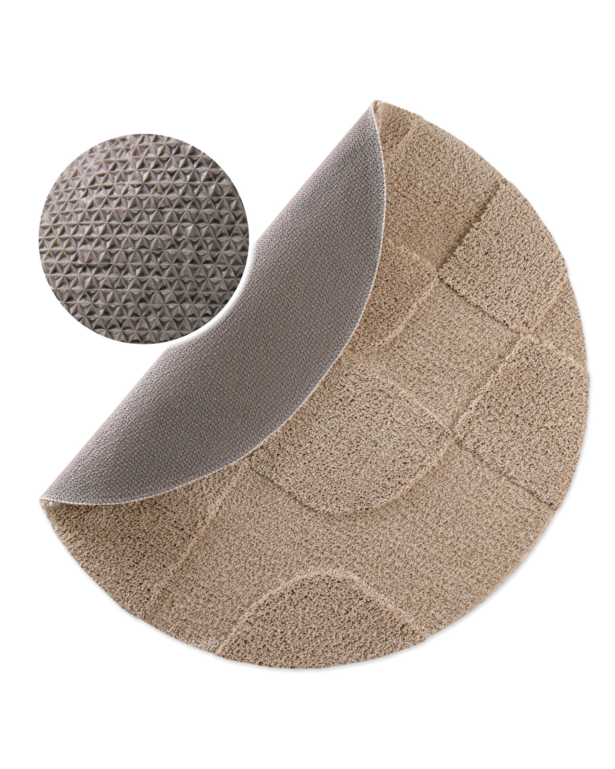 Badteppich von BathKing by WECONhome Davie Sand Beige rund, angehobene Ecke zeigt Sand Beigee Rückseite mit rutschhemmender Beschichtung